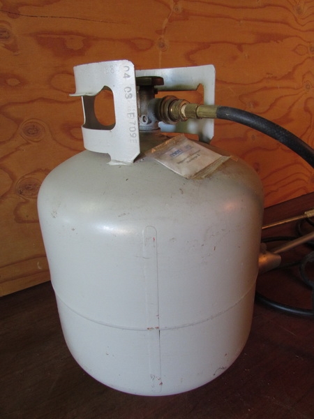 5-GALLON PROPANE TANK W/ 2 WEED BURNER UNITS