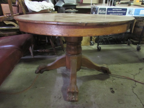 ROUND OAK TABLE