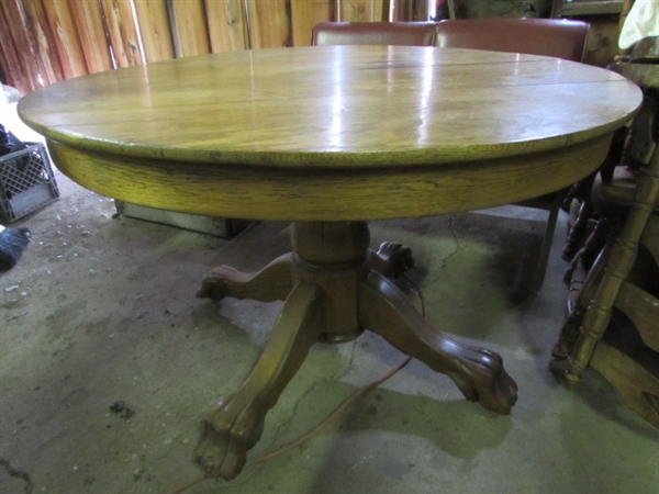 ROUND OAK TABLE