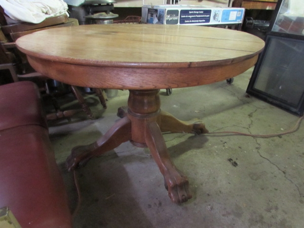 ROUND OAK TABLE