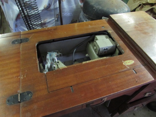 CLASSIC PFAFF SEWING MACHINE IN ORIGINAL MODERN DESK