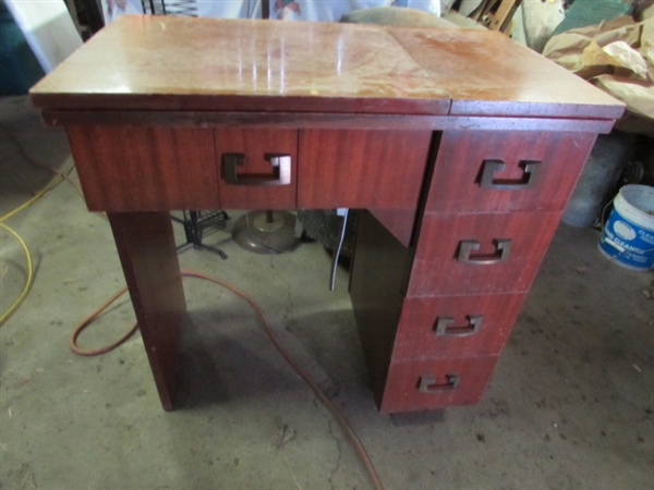 CLASSIC PFAFF SEWING MACHINE IN ORIGINAL MODERN DESK