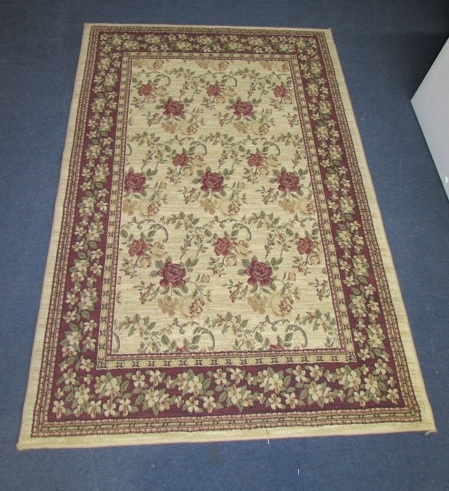 BEAUTIFUL VICTORIAN STYLE AREA RUG