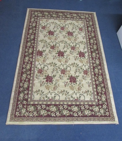 BEAUTIFUL VICTORIAN STYLE AREA RUG