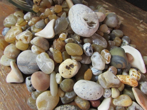 GALLON GLASS JAR FULL OF AGATES & OTHER STONES