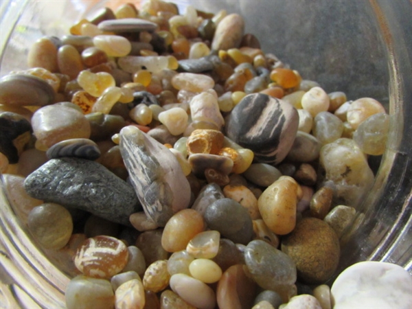 GALLON GLASS JAR FULL OF AGATES & OTHER STONES