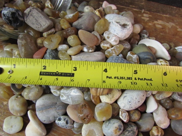 GALLON GLASS JAR FULL OF AGATES & OTHER STONES