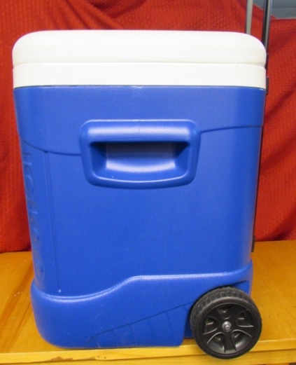 IGLOO 60 QT. ICE CHEST WITH WHEELS