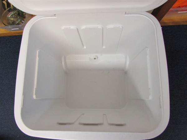 IGLOO 60 QT. ICE CHEST WITH WHEELS