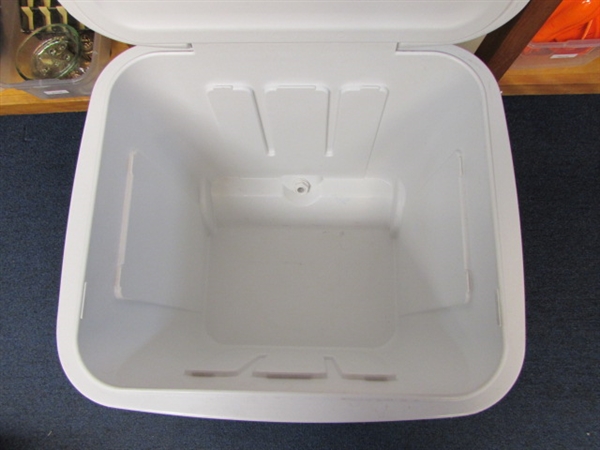 IGLOO 60 QT. ICE CHEST WITH WHEELS