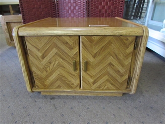 BEAUTIFUL OAK SIDE TABLE WITH STORAGE