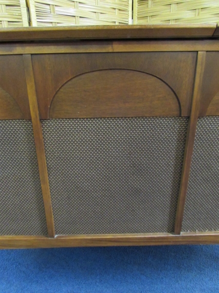 VINTAGE AM-FM SILVERTONE PHONOGRAPH