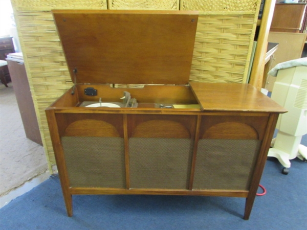 VINTAGE AM-FM SILVERTONE PHONOGRAPH