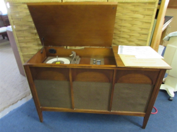 VINTAGE AM-FM SILVERTONE PHONOGRAPH