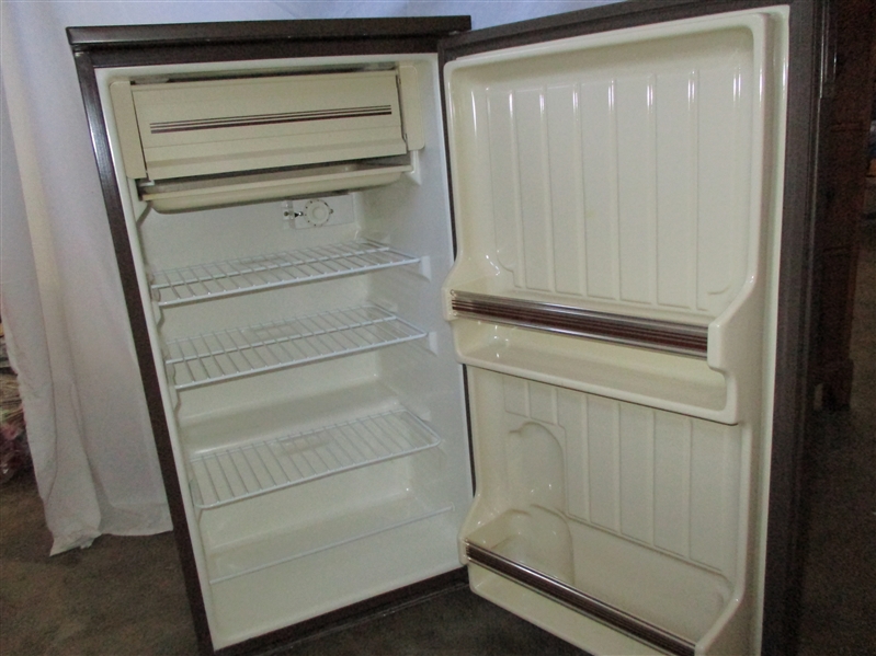 SMALL HOTPOINT REFRIGERATOR WITH FREEZER