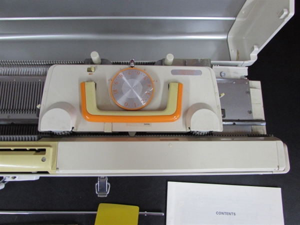 STUDIO KNITTING MACHINE