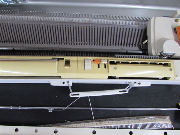 STUDIO KNITTING MACHINE