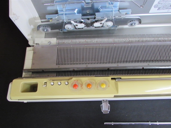 STUDIO KNITTING MACHINE
