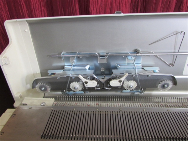 STUDIO KNITTING MACHINE
