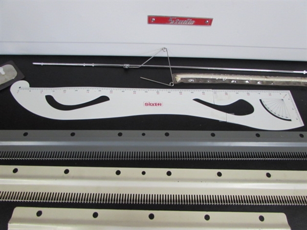 STUDIO KNITTING MACHINE