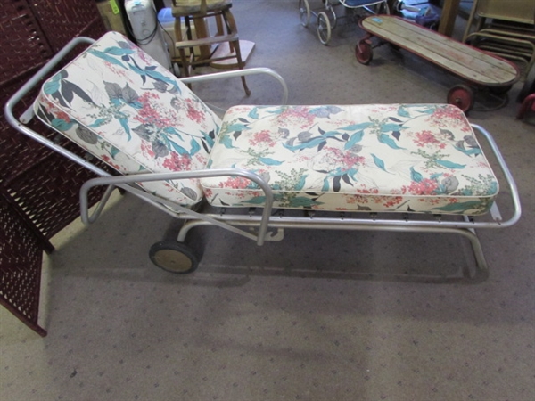 VINTAGE ALUMINUM LOUNGE CHAIR