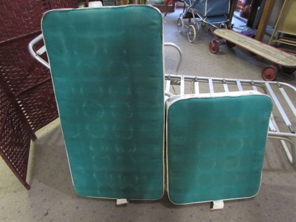 VINTAGE ALUMINUM LOUNGE CHAIR