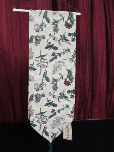 TABLE RUNNERS AND TABLECLOTHS
