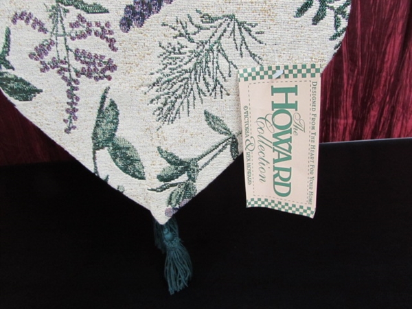TABLE RUNNERS AND TABLECLOTHS