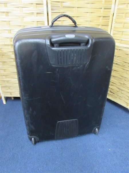 LARGE SAMSONITE SUITCASE