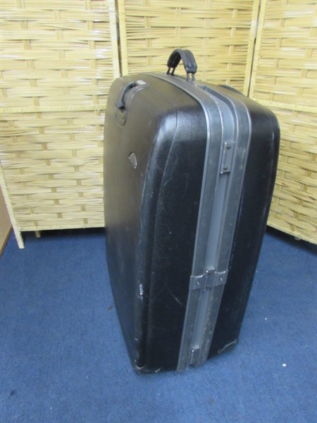 LARGE SAMSONITE SUITCASE