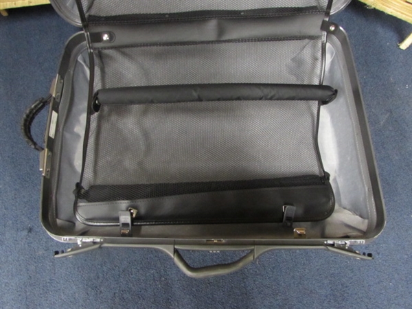 LARGE SAMSONITE SUITCASE