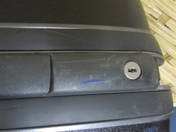LARGE SAMSONITE SUITCASE