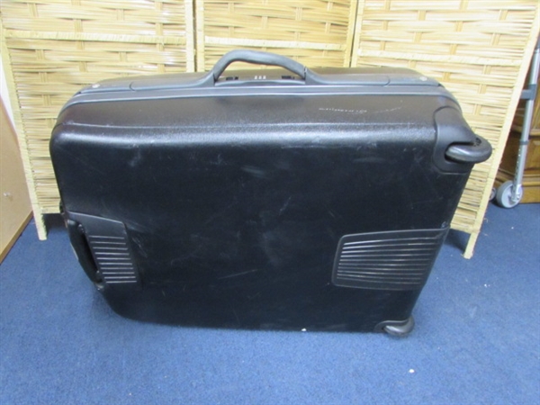 LARGE SAMSONITE SUITCASE