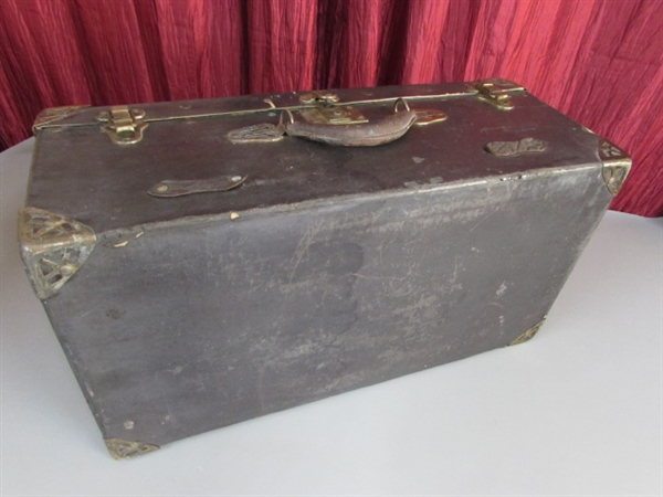 VINTAGE TRUNK STYLE SUITCASE
