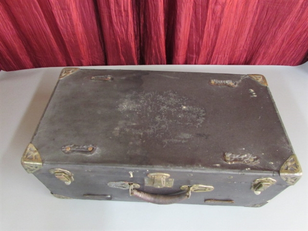 VINTAGE TRUNK STYLE SUITCASE