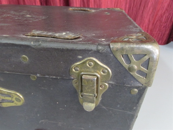 VINTAGE TRUNK STYLE SUITCASE