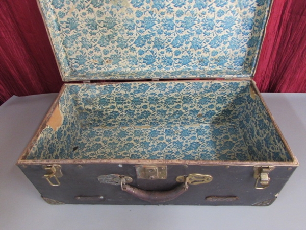 VINTAGE TRUNK STYLE SUITCASE