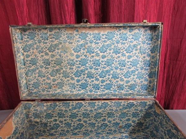 VINTAGE TRUNK STYLE SUITCASE