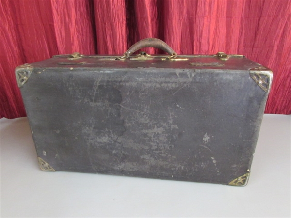 VINTAGE TRUNK STYLE SUITCASE