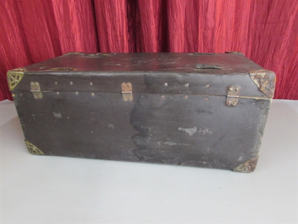 VINTAGE TRUNK STYLE SUITCASE