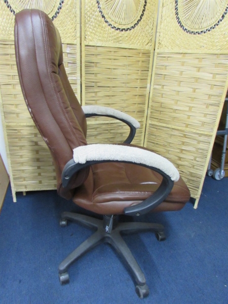 COMFORTABLE DESK CHAIR