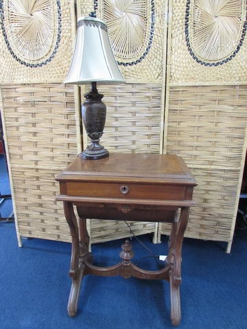 VINTAGE/ANTIQUE POSSUM BELLY TABLE & VICTORIAN STYLE LAMP