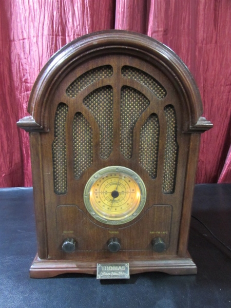 VINTAGE STYLE RADIO/TAPE PLAYER & BOOKS