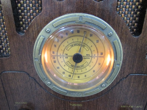 VINTAGE STYLE RADIO/TAPE PLAYER & BOOKS