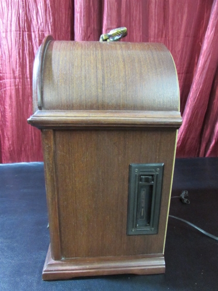 VINTAGE STYLE RADIO/TAPE PLAYER & BOOKS