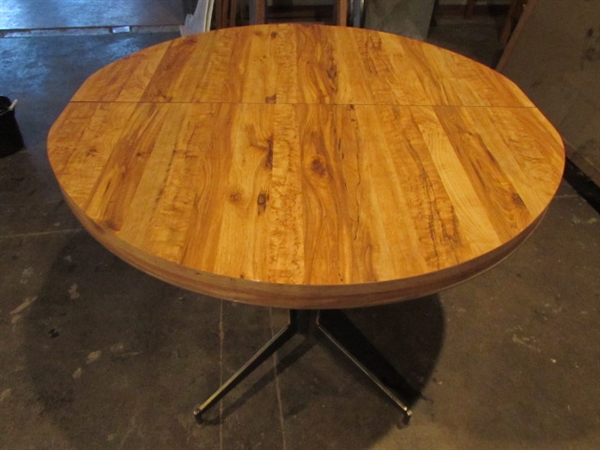 VINTAGE DINING ROOM TABLE