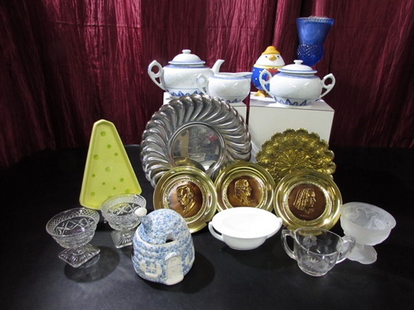 CERAMIC TEAPOT SET & OTHER SERVING DISHES