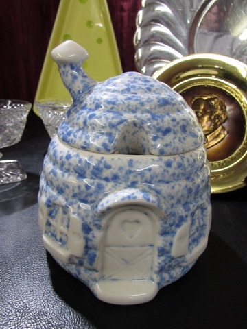 CERAMIC TEAPOT SET & OTHER SERVING DISHES