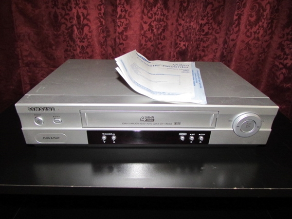 SAMSUNG VCR & MEDIA STAND