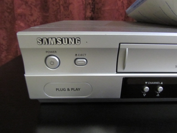 SAMSUNG VCR & MEDIA STAND